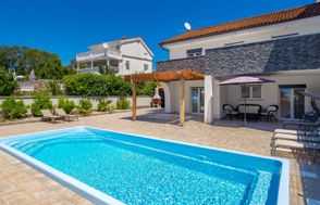 Villa Mira