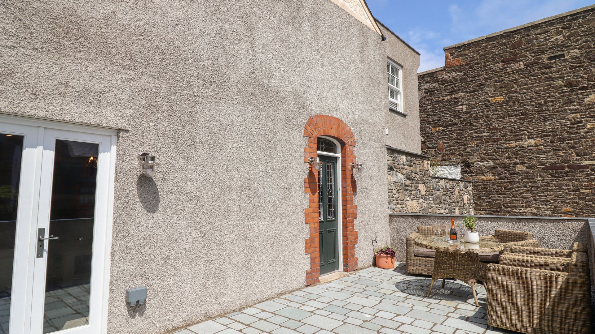 2 Llewelyn Street photo 8
