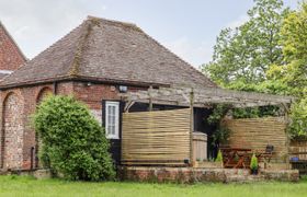 The Snug at Pickelden Farmhouse