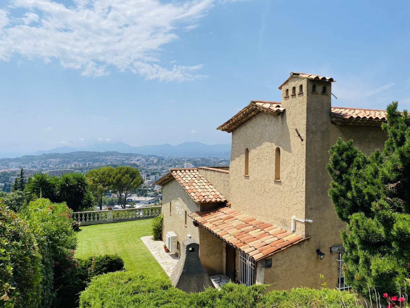 Carignan Charm photo 3