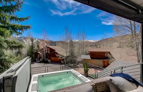 Stylish Slopeside Retreat reviews