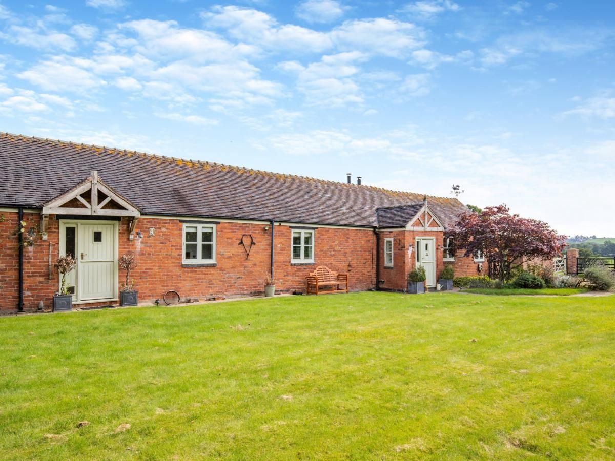 Cottage in Staffordshire photo 1