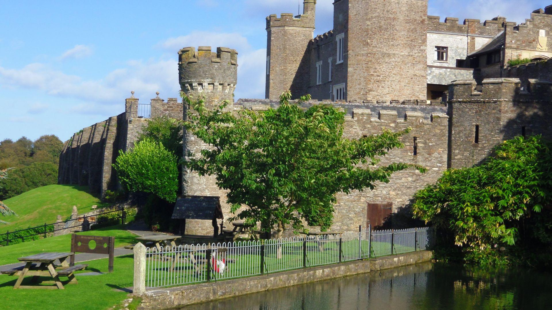 Watermouth Castle, Bassett Apartment photo 1