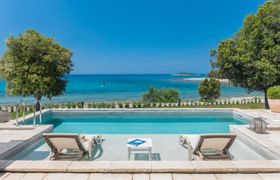 Luxury Beachfront Villa Porto Bus reviews