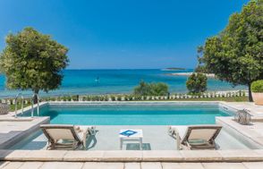 Luxury Beachfront Villa Porto Bus