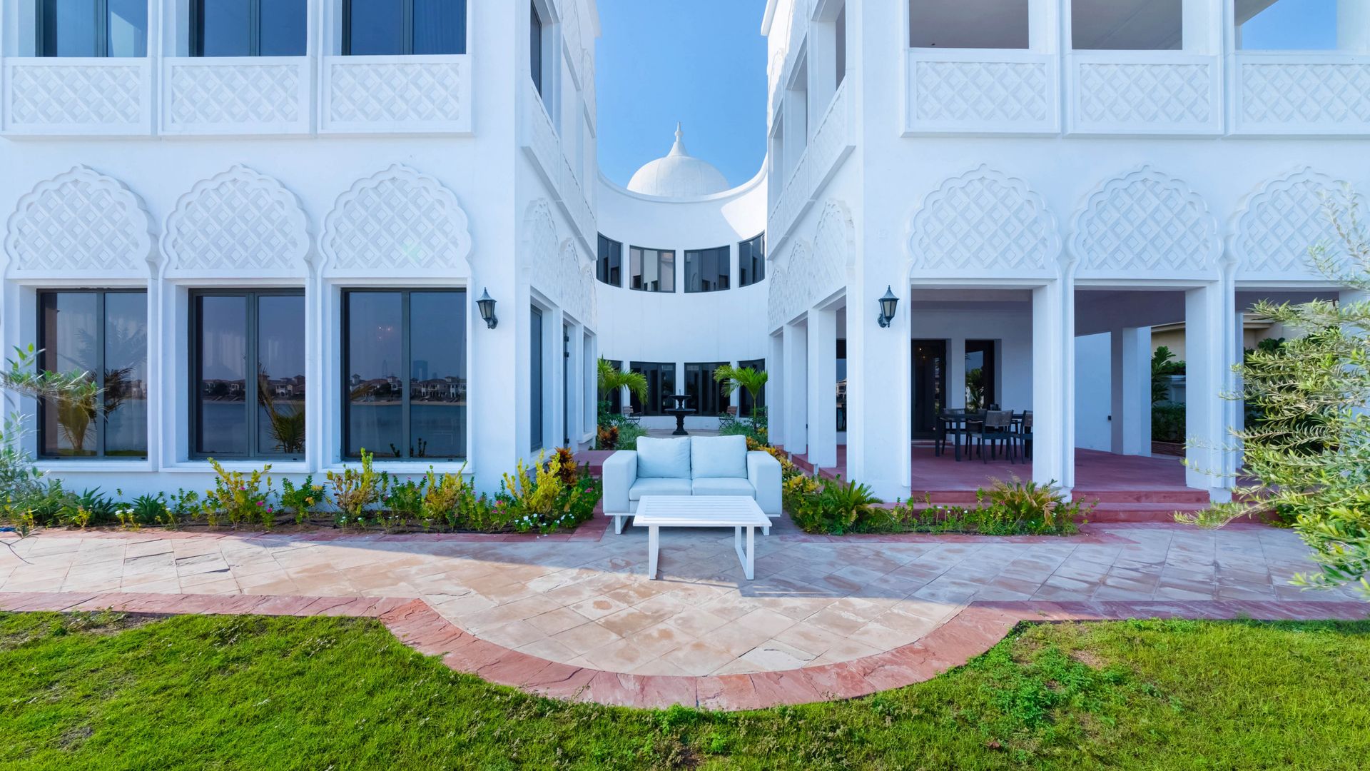 Queen Of The Palm photo 4