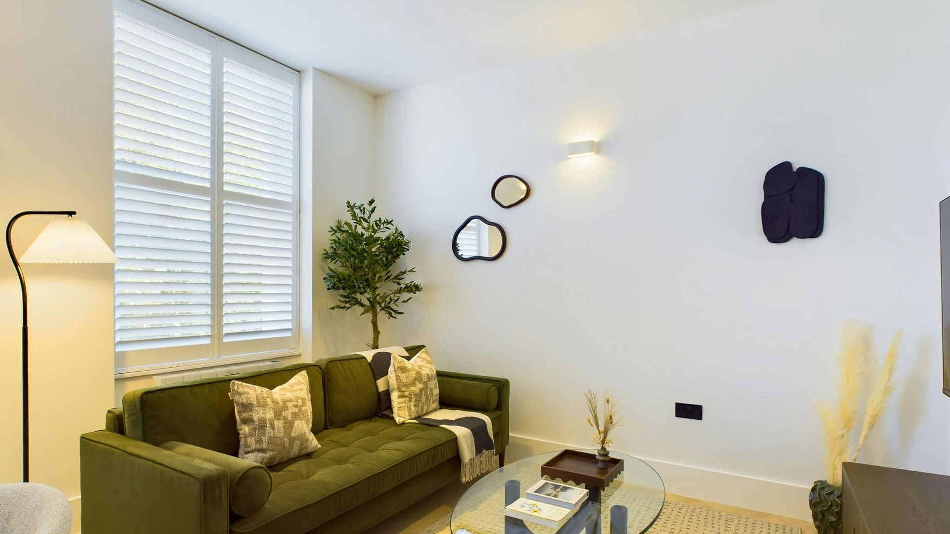 Modern Laurel photo 3