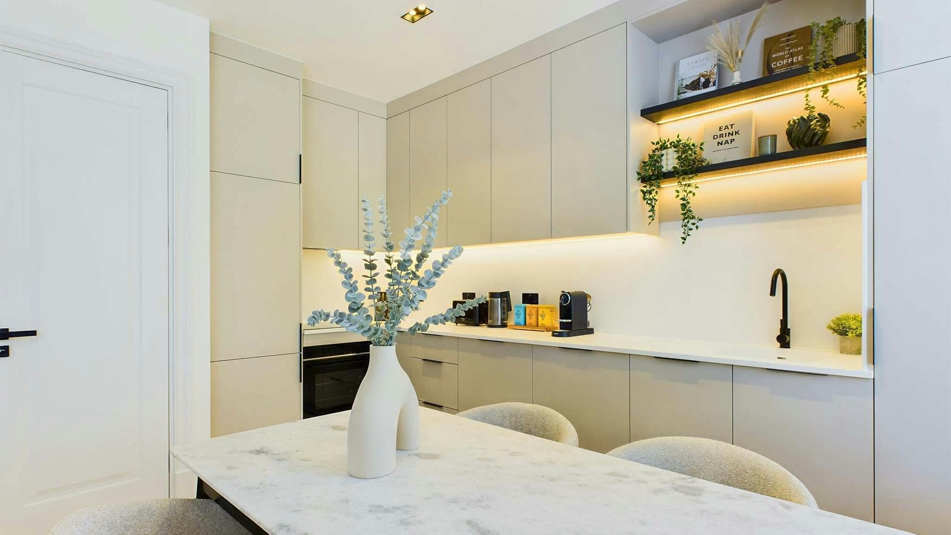 Modern Laurel photo 6