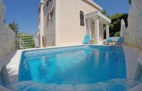 Villa Mustra reviews