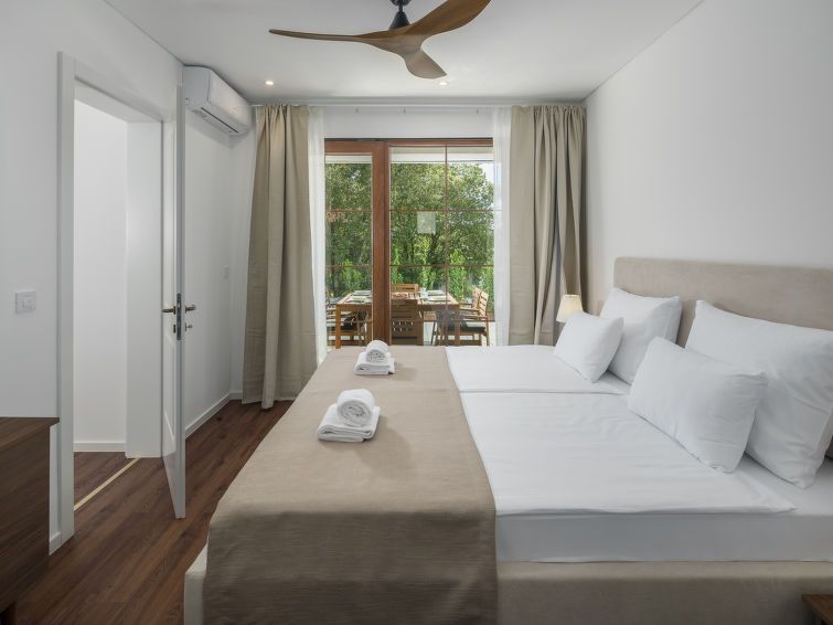Luxury Bay Villa with private hot tub Villa 5 photo 8