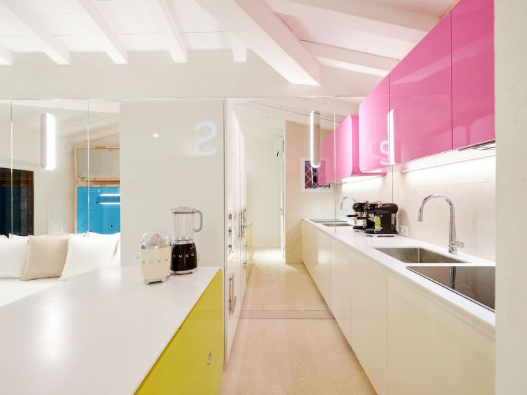 House Boat Large Holiday Home 3 photo 8