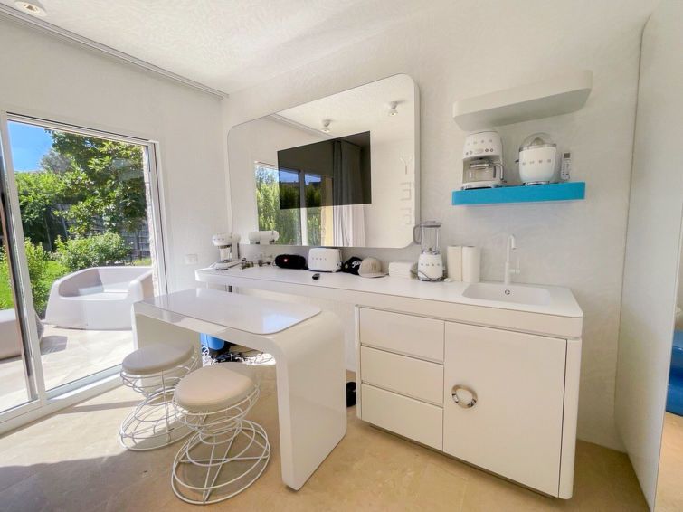 House Boat Small Holiday Home 2 photo 6