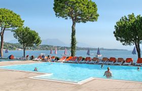 Front Lake Resort Le Corti del Lago reviews