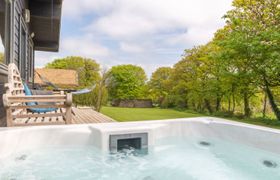 Oak Hot Tub Lodge