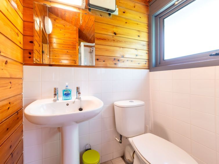 Chestnut Hot Tub Lodge photo 24