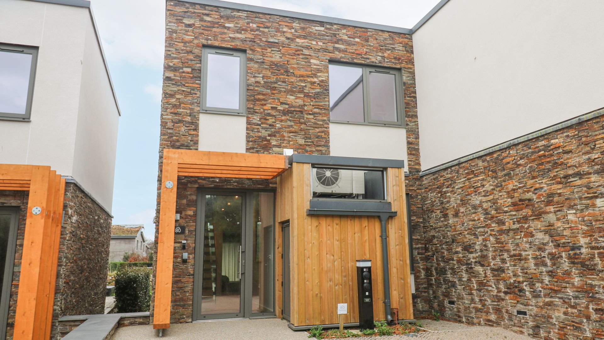 Villa 80 photo 2