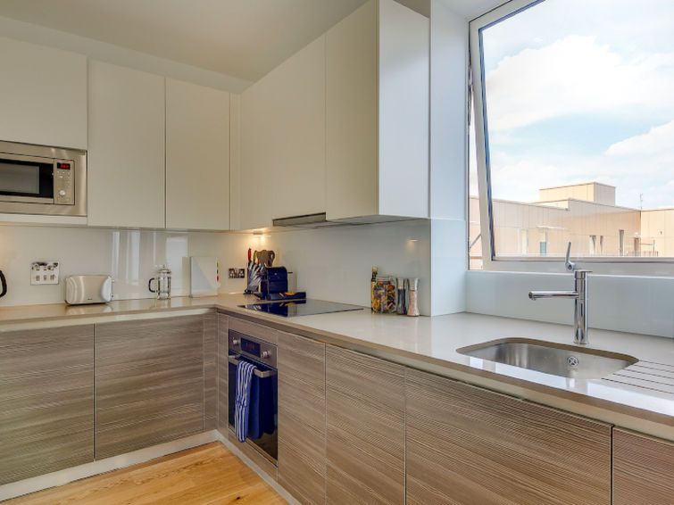 Heathrow Central Apartment 4 photo 13