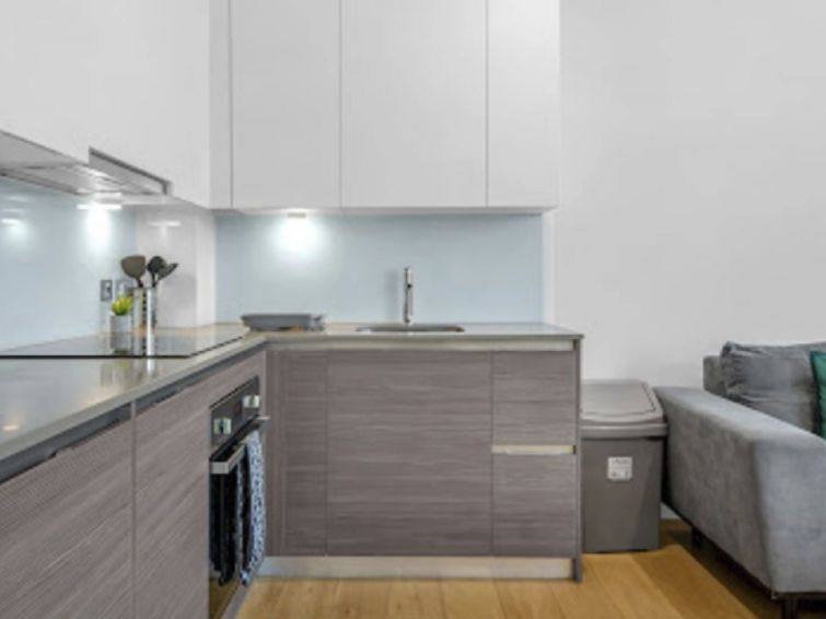 Heathrow Central Apartment 4 photo 16