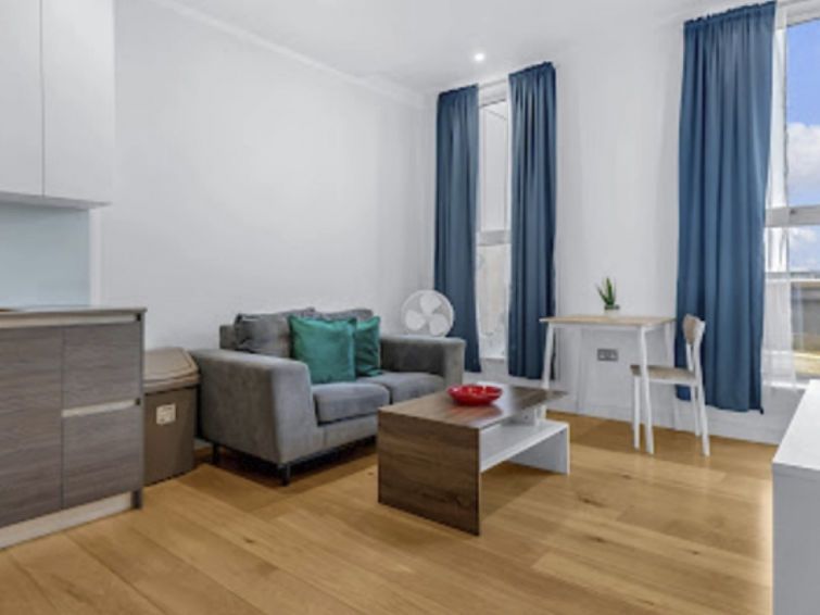 Heathrow Central Apartment 4 photo 12