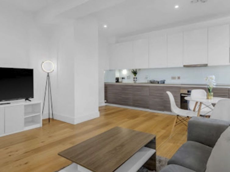 Heathrow Central Apartment 4 photo 14