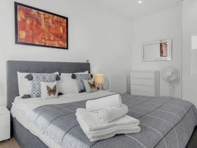 Heathrow Central Apartment 4 photo 19