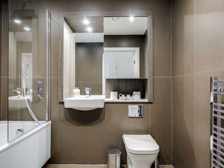 Heathrow Central Apartment 4 photo 25