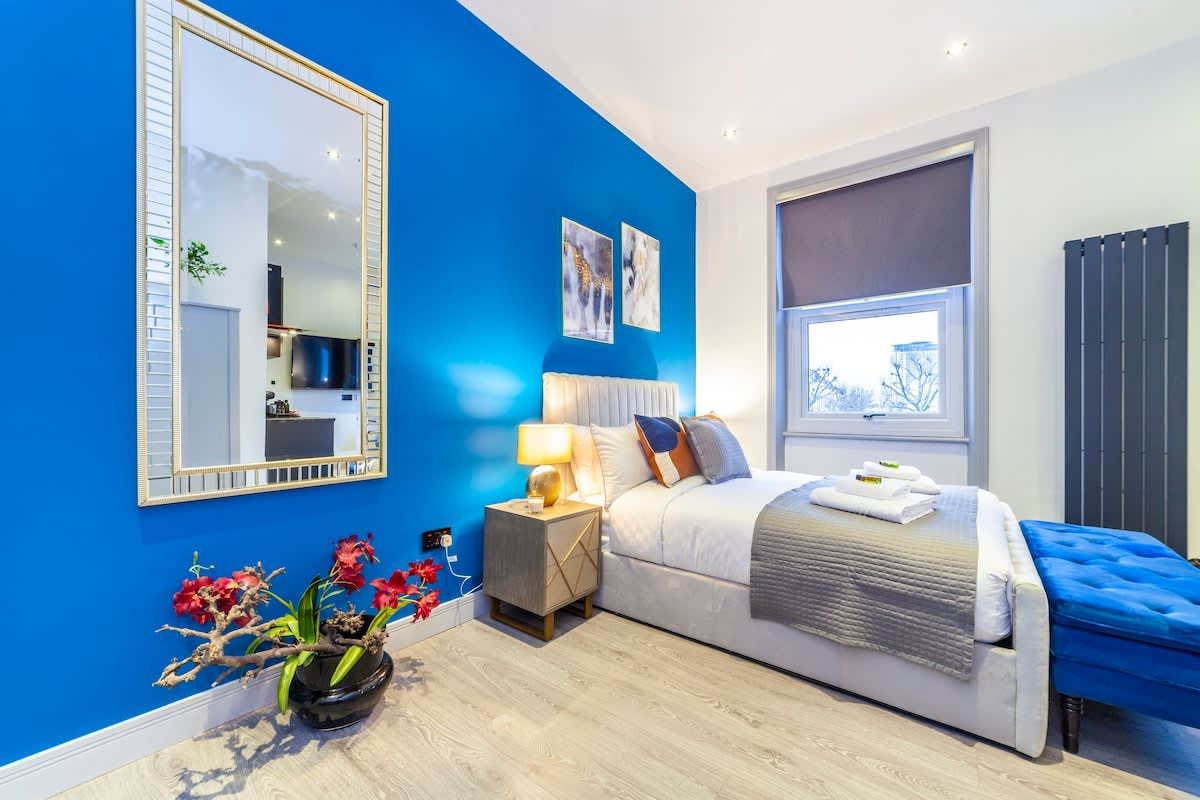 Earl's Court Breeze photo 3