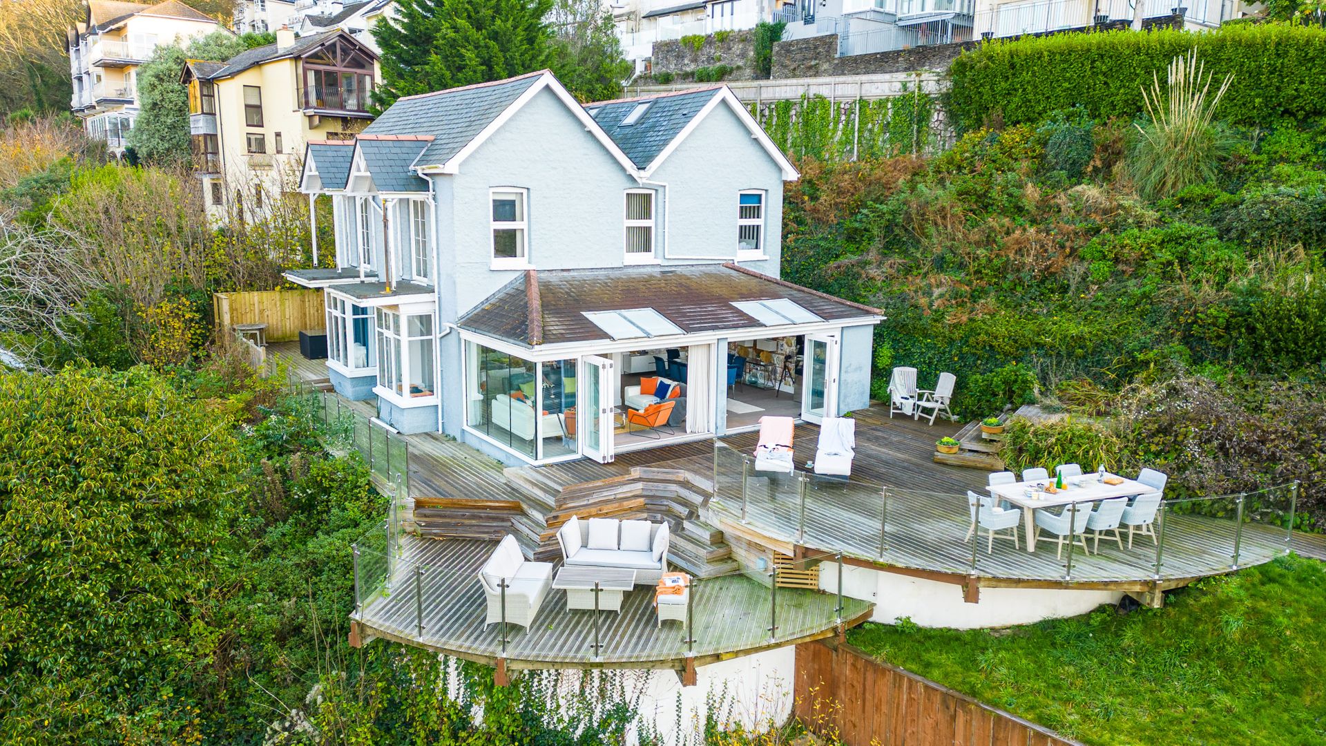Homefield - Chic charm with unrivalled river views photo 2