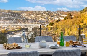Homefield - Chic charm with unrivalled river views
