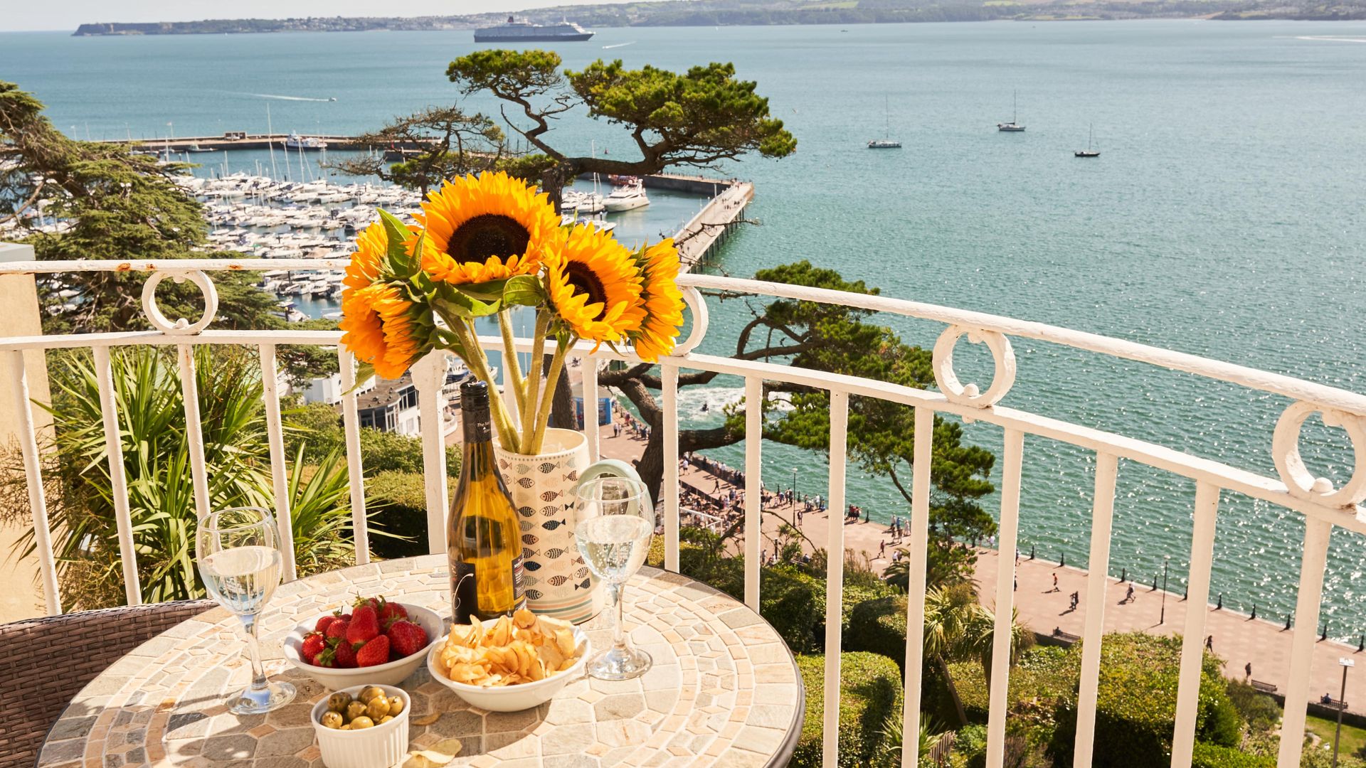 Bayfort Sea Studio - cosy, terrace, sea views photo 1