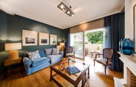 2 Bdr apt, VDSL,  2 mins from Acropolis museum 