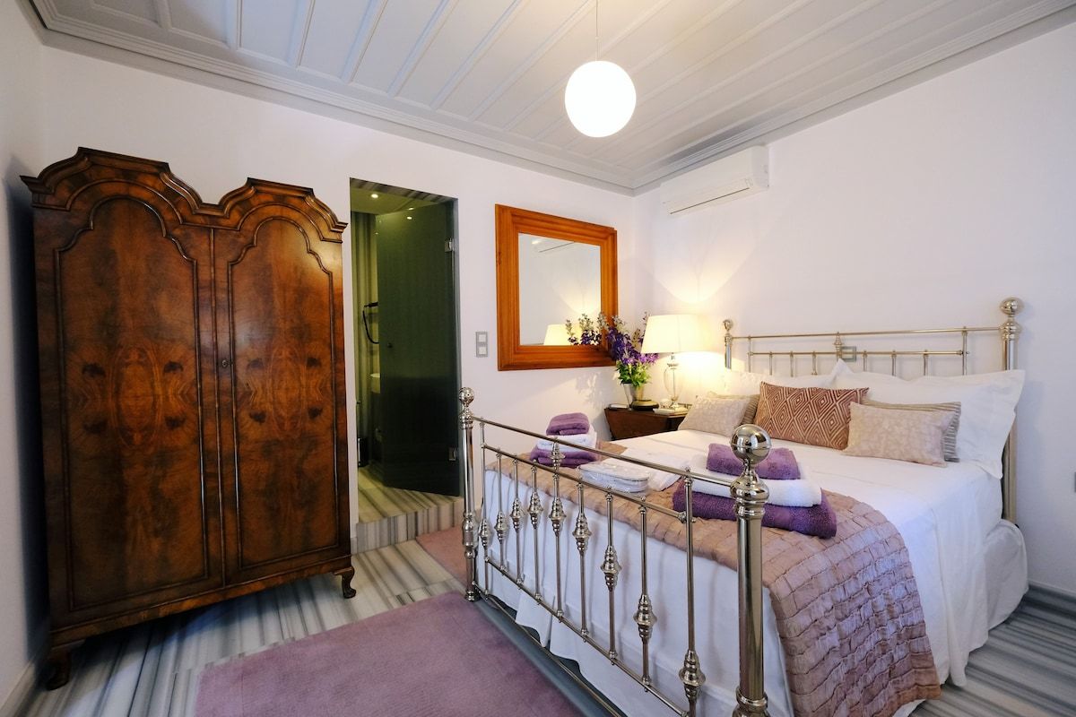 Luxurious room in a Myrina townhouse - Sage Room photo 1