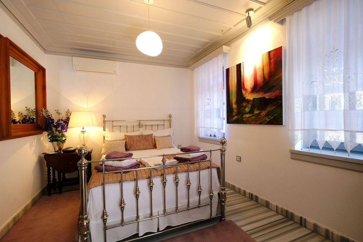 Luxurious room in a Myrina townhouse - Sage Room photo 3