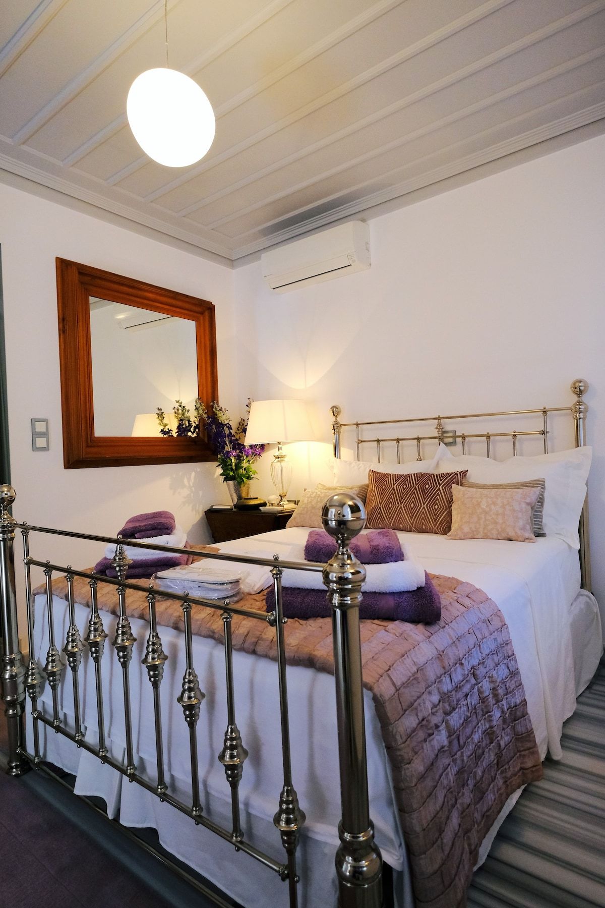 Luxurious room in a Myrina townhouse - Sage Room photo 4