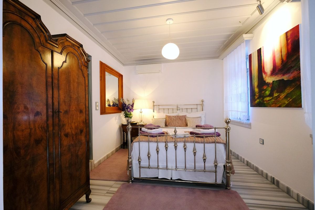 Luxurious room in a Myrina townhouse - Sage Room photo 5