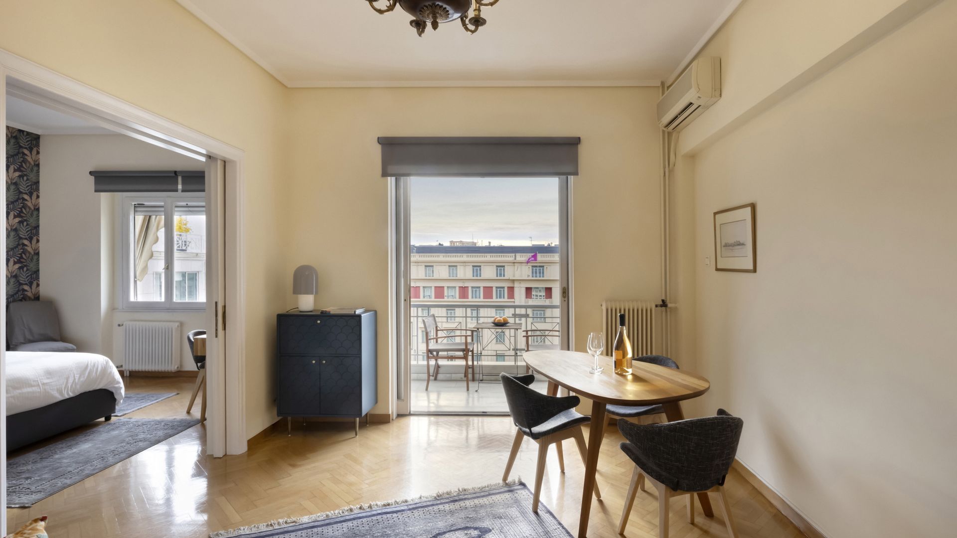 An aristocratic 1 BR in the heart of Athens. photo 2