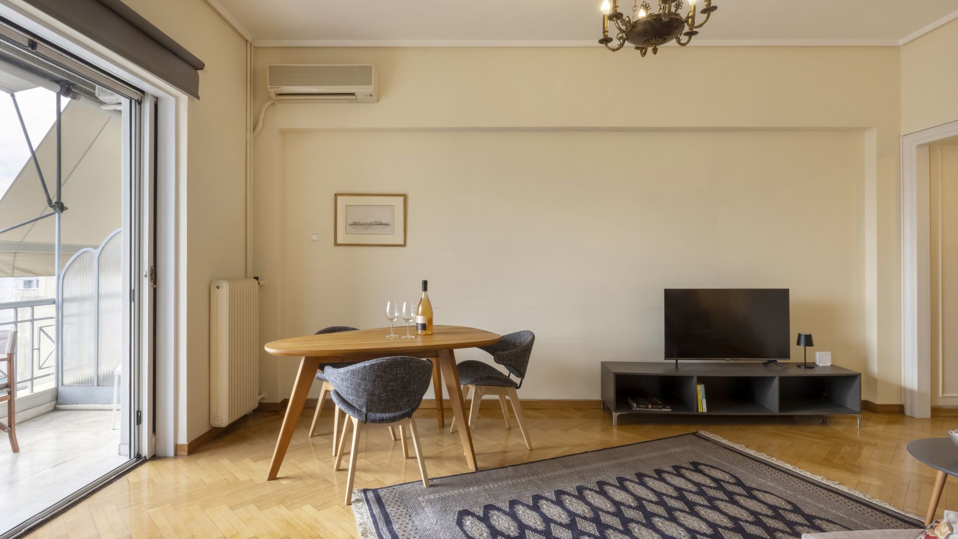 An aristocratic 1 BR in the heart of Athens. photo 5