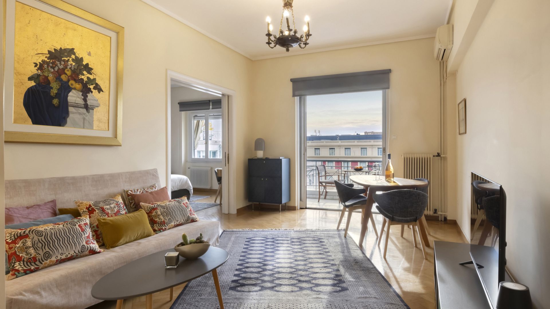 An aristocratic 1 BR in the heart of Athens. photo 1