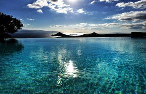 Gorgeous pool villa, stunning sea views, helipad! 