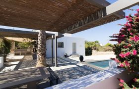 Elegant villa, sea views, designer renovation 
