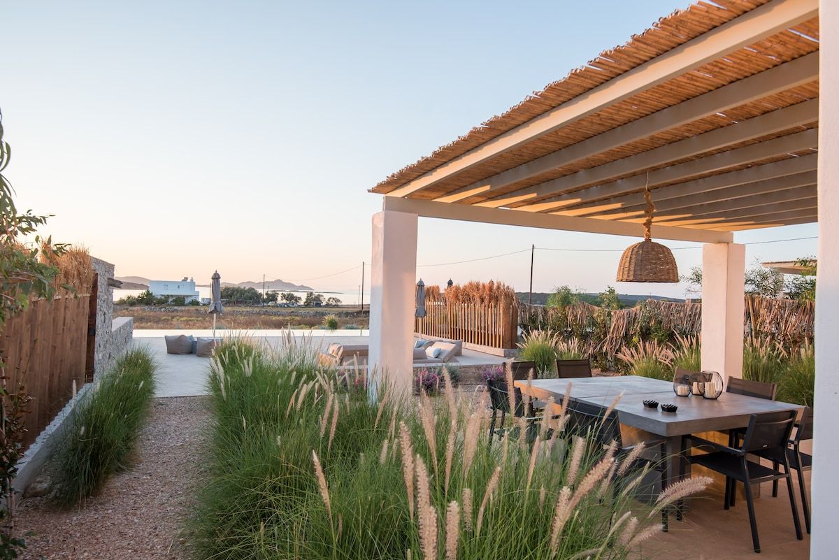 4BR SEAFRONT GEM. STUNNING & AT TOP LOCATION photo 3