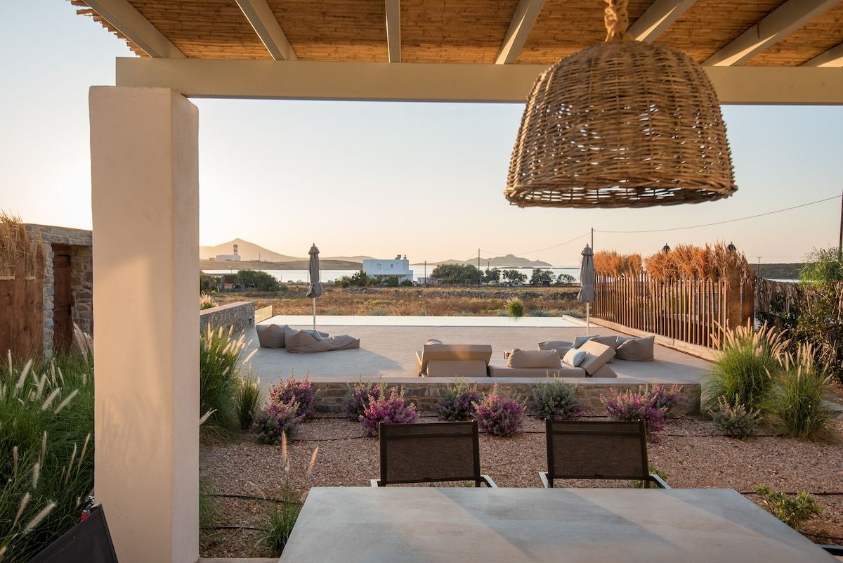 4BR SEAFRONT GEM. STUNNING & AT TOP LOCATION photo 2