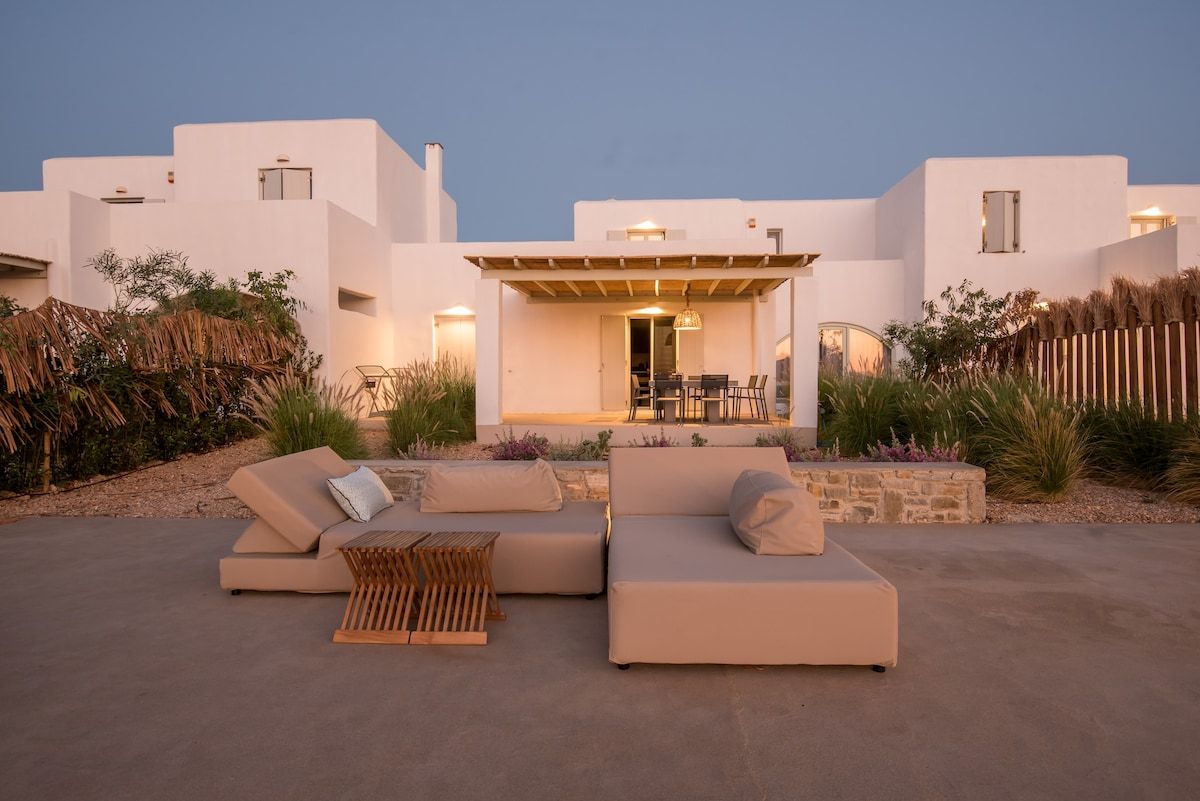 4BR SEAFRONT GEM. STUNNING & AT TOP LOCATION photo 4