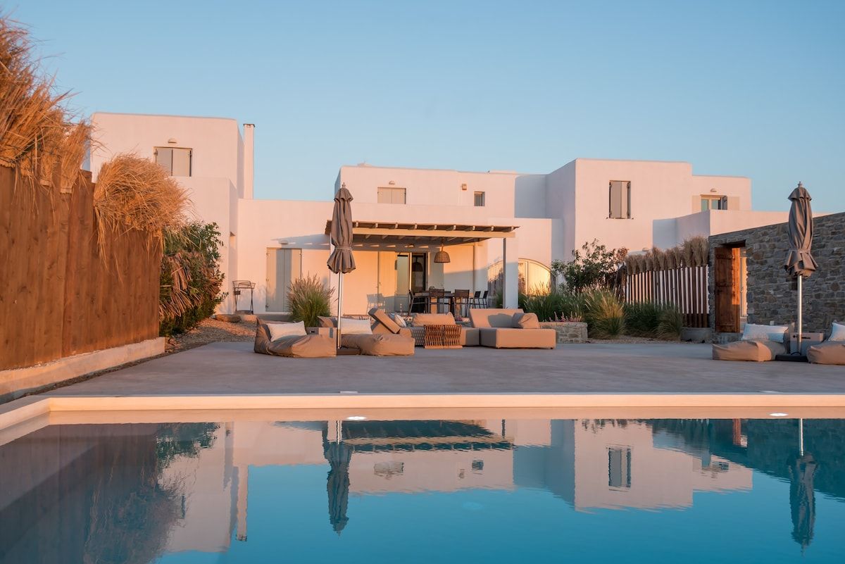 4BR SEAFRONT GEM. STUNNING & AT TOP LOCATION photo 1