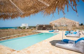 Hip family pool villa, a walk from the beach 