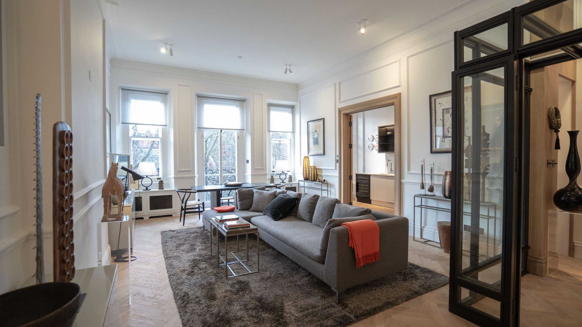 Knightsbridge Chic photo 1