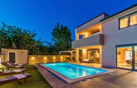 Beautiful Villa Nika with Heated Pool 