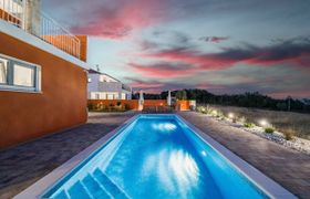 Enchanting Villa South with Pool and Jacuzzi
