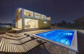 Enchanting Villa East with Pool and Jacuzzi