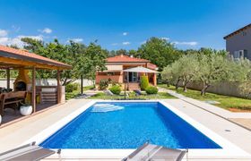 Lovely Family Oasis with Private Pool - Dolinka